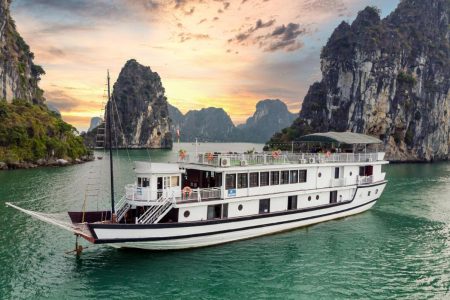 Ha Long – Cat Ba Island Sunlight Legend Cruise ⭐⭐⭐
