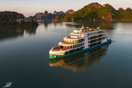 CAPELLA CRUISE- A LUXURY 5 STAR CRUISE IN LAN HA BAY